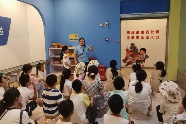 小朋友們?cè)谥貞c市青少年禁毒教育基地參觀學(xué)習(xí)。湛琳麗攝