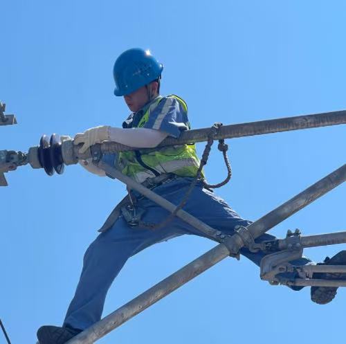 重慶軌道交通國(guó)博線草家灣車輛段接觸網(wǎng)工班工作人員開展絕緣子檢修作業(yè)。石苗苗攝