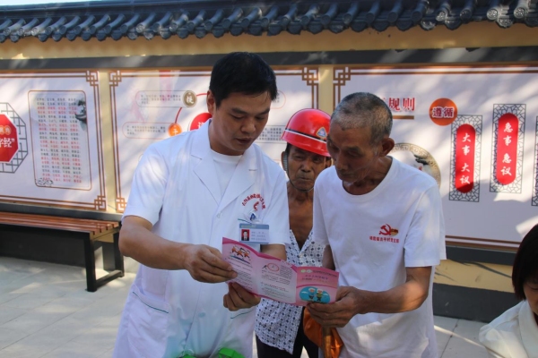 “N力量”醫(yī)護(hù)人員加入網(wǎng)格進(jìn)行醫(yī)保政策宣傳。棲霞鎮(zhèn)供圖