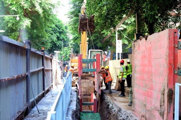 起重機(jī)吊起支戶箱。楊晨攝