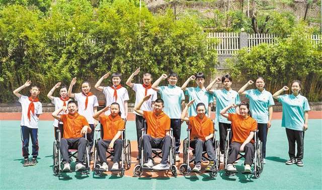 萬(wàn)州區(qū)特教中心旱地冰壺隊(duì)。