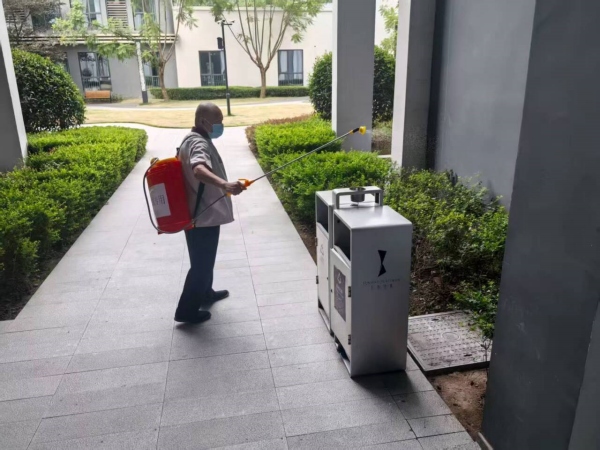環(huán)衛(wèi)人員背著消殺設備對重點部位噴灑消毒藥劑。劉琴攝