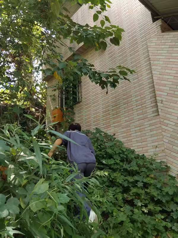 燃氣抄表員在戶外抄表。重慶燃氣集團供圖