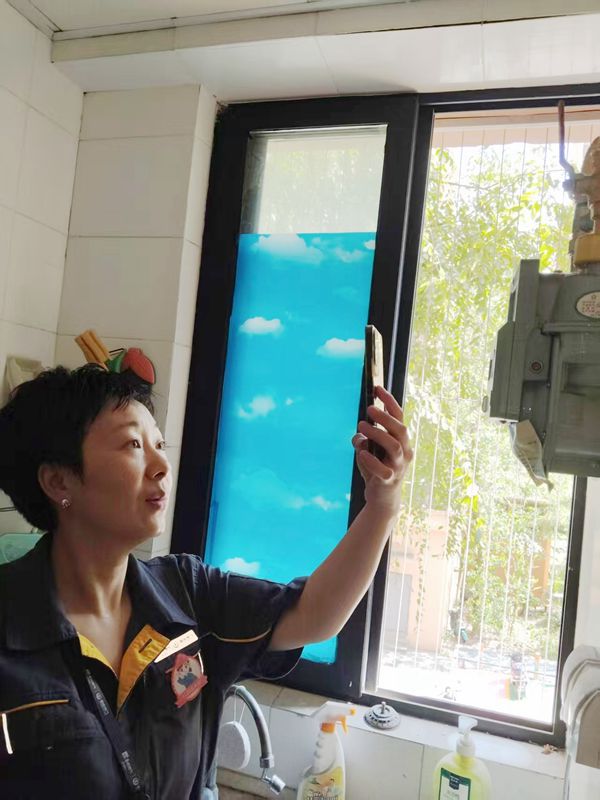 燃氣抄表員入戶抄表。重慶燃氣集團供圖