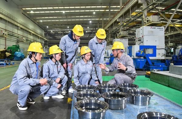 專業(yè)教師在企業(yè)現(xiàn)場(chǎng)實(shí)踐教學(xué)。重慶工程職院供圖