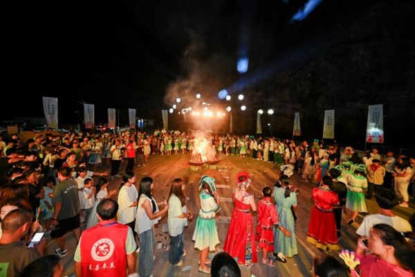 篝火晚會(huì)點(diǎn)燃現(xiàn)場激情。主辦方供圖