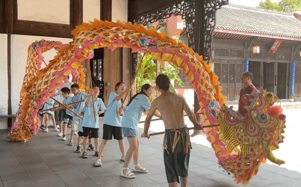 青少年體驗舞龍。葉茂攝