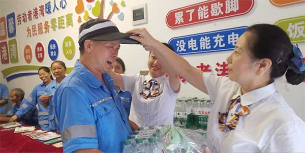 為環(huán)衛(wèi)工人送去暖心問候。中國人壽壽險(xiǎn)重慶市分公司供圖