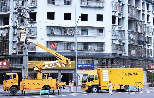 電力員工開展電力設(shè)施應(yīng)急搶修作業(yè)。國網(wǎng)重慶大足供圖