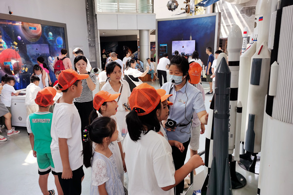 小星星志愿者走進重慶科技館。渝中區(qū)圖書館供圖