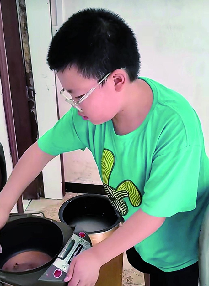 郭明政從小就幫著干家務(wù)、做飯