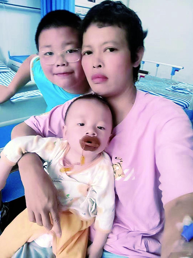 郭明政和媽媽、弟弟在一起