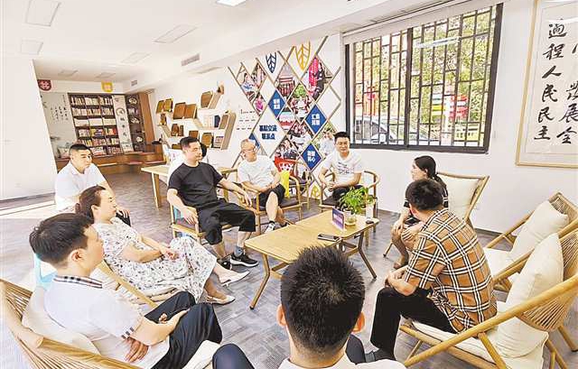 “鄰里幫”調(diào)解員組織群眾共同議事。（圖片由受訪者供圖）