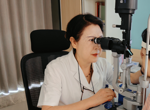 陳少軍為患者查看眼部情況。重慶普瑞眼科醫(yī)院供圖