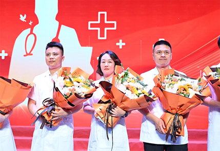 吳琳莉（中）榮獲南岸區(qū)“杰出醫(yī)師代表”稱號(hào)。重慶南坪愛爾眼科醫(yī)院供圖