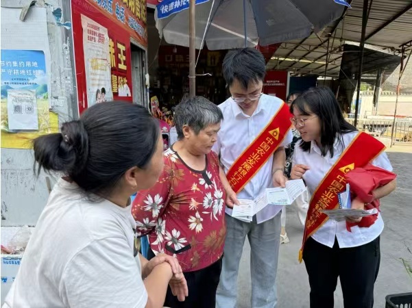 向群眾講解反洗錢知識。農(nóng)發(fā)行重慶市石柱縣支行供圖