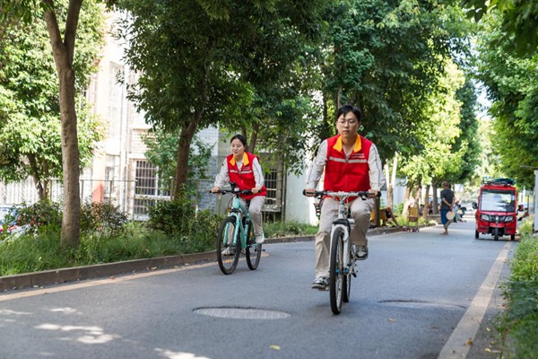 志愿者騎行進社區(qū)。國網重慶永川供電公司供圖