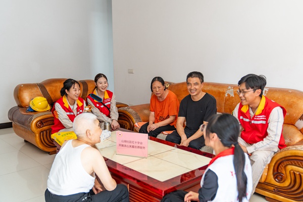 志愿者了解群眾用電需求。國網重慶永川供電公司供圖