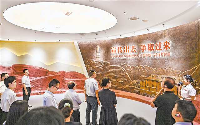 8月25日，“宣傳出去 爭(zhēng)取過(guò)來(lái)——中共中央南方局與世界反法西斯統(tǒng)一戰(zhàn)線專題展”在紅巖革命紀(jì)念館開(kāi)展，圖為觀眾在參觀展覽。記者 齊嵐森 攝/視覺(jué)重慶