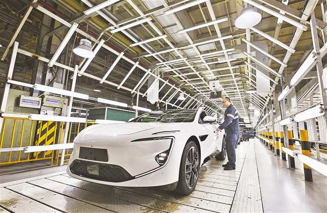 4月1日，重慶長安汽車兩江工廠一廠區(qū)總裝車間，工人在檢查新能源車外觀。（資料圖片）首席記者 龍帆 攝/視覺重慶