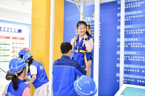 學(xué)生們體驗(yàn)高空墜落項(xiàng)目。活動(dòng)主辦方供圖