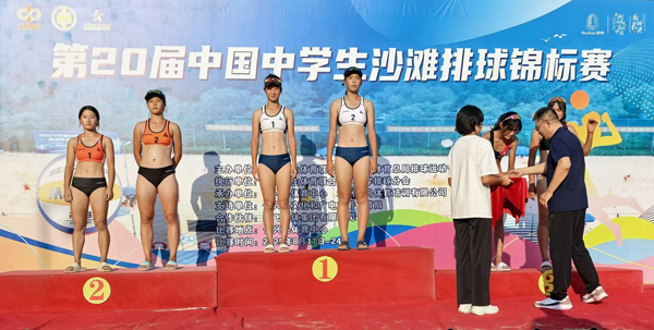 江津二中兩支參賽隊(duì)伍站上冠、亞軍領(lǐng)獎(jiǎng)臺(tái)。江津二中供圖