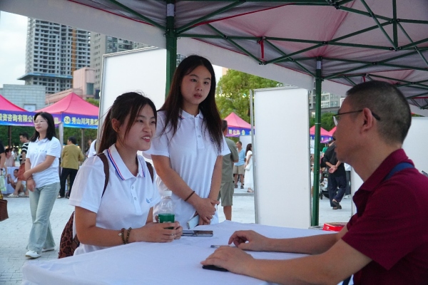 學(xué)員了解崗位信息。付沖攝