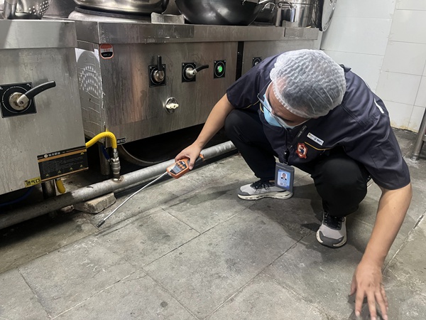 在四川儀表工業(yè)學(xué)校，檢查燃?xì)庠罹甙踩闆r。重慶燃?xì)饧瘓F(tuán)供圖