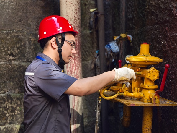 在四川儀表工業(yè)學(xué)校，檢查調(diào)壓設(shè)備。重慶燃?xì)饧瘓F(tuán)供圖