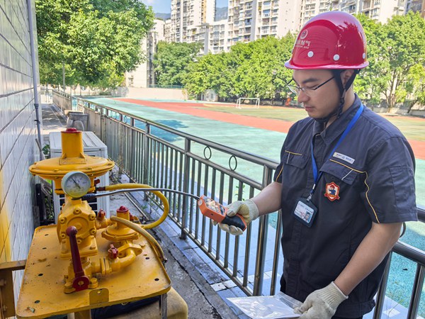 在華光小學(xué)，檢查調(diào)壓設(shè)備。重慶燃?xì)饧瘓F(tuán)供圖