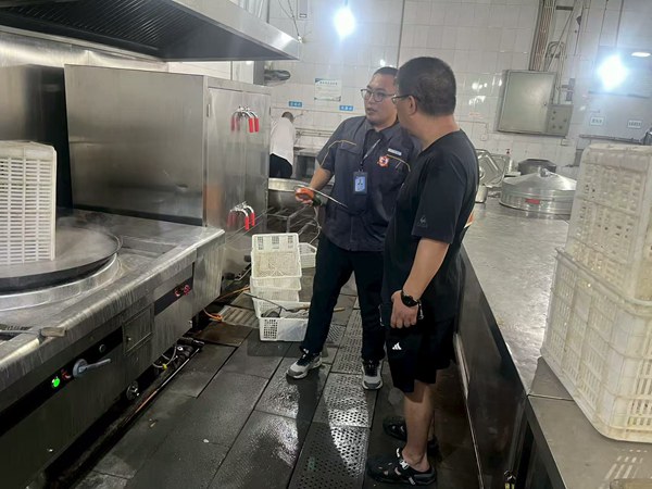 在華光小學(xué)，向工作人員講解用氣環(huán)境注意事項(xiàng)。重慶燃?xì)饧瘓F(tuán)供圖