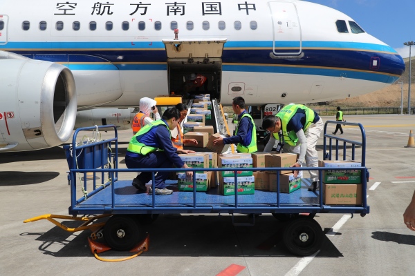 高山番茄正裝載上機(jī)。代君君攝