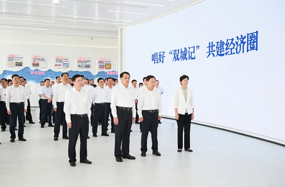 8月26日，四川省黨政代表團(tuán)在慶鈴汽車（集團(tuán)）有限公司考察。記者 蘇思 攝/視覺重慶