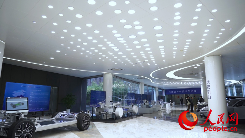 長安汽車全球研發(fā)中心內(nèi)展示的研發(fā)成果。人民網(wǎng)記者 劉祎攝