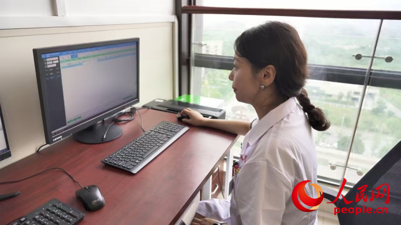 重慶醫(yī)科大學(xué)附屬第二醫(yī)院江南院區(qū)，醫(yī)生通過醫(yī)檢互認(rèn)系統(tǒng)，查看患者在當(dāng)?shù)氐臋z查結(jié)果。人民網(wǎng)記者 劉祎攝