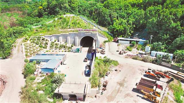 8月26日貫通的新渝萬高鐵萬州樞紐項(xiàng)目高粱鄉(xiāng)隧道。（受訪者供圖）