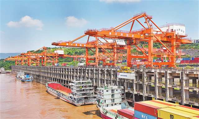 八月十九日，重慶果園港，岸橋起落之間，一個(gè)個(gè)集裝箱被平穩(wěn)碼放到貨船上。記者 張錦輝 攝\視覺(jué)重慶