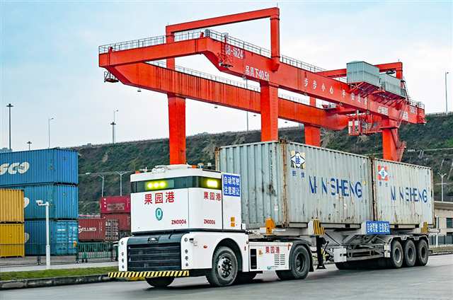 重慶果園港，無(wú)人駕駛智能集卡避障停車。記者 張錦輝 攝/視覺(jué)重慶