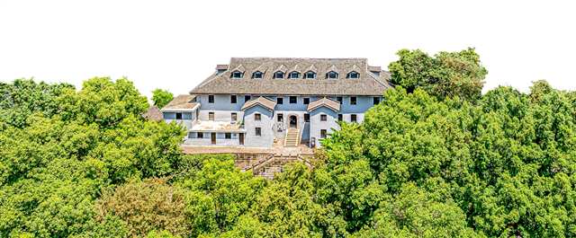 7月15日，渝中區(qū)紅巖村景區(qū)，中共中央南方局暨八路軍駐重慶辦事處大樓舊址。（資料圖片）記者 尹詩(shī)語(yǔ) 攝/視覺(jué)重慶