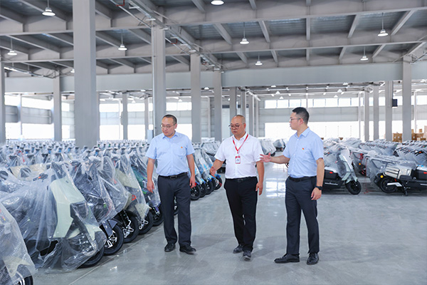 農(nóng)行工作人員了解項目進展。向詩佳攝