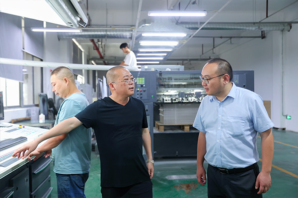 農(nóng)行工作人員深入了解企業(yè)產(chǎn)品結構。向詩佳攝