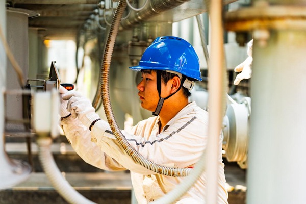 工作人員調(diào)試變電設(shè)備。國網(wǎng)重慶永川供電公司供圖