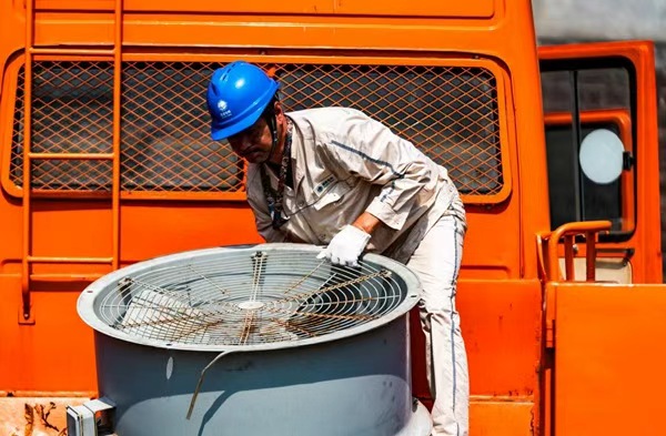 工作人員為主變安裝風(fēng)扇。國網(wǎng)重慶永川供電公司供圖