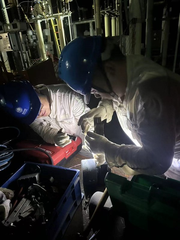 工作人員凌晨開展檢修工作。國網(wǎng)重慶永川供電公司供圖