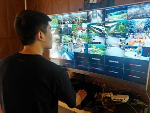 企業(yè)負責人張開鎰通過監(jiān)控查看黑豬養(yǎng)殖情況。魏源森攝