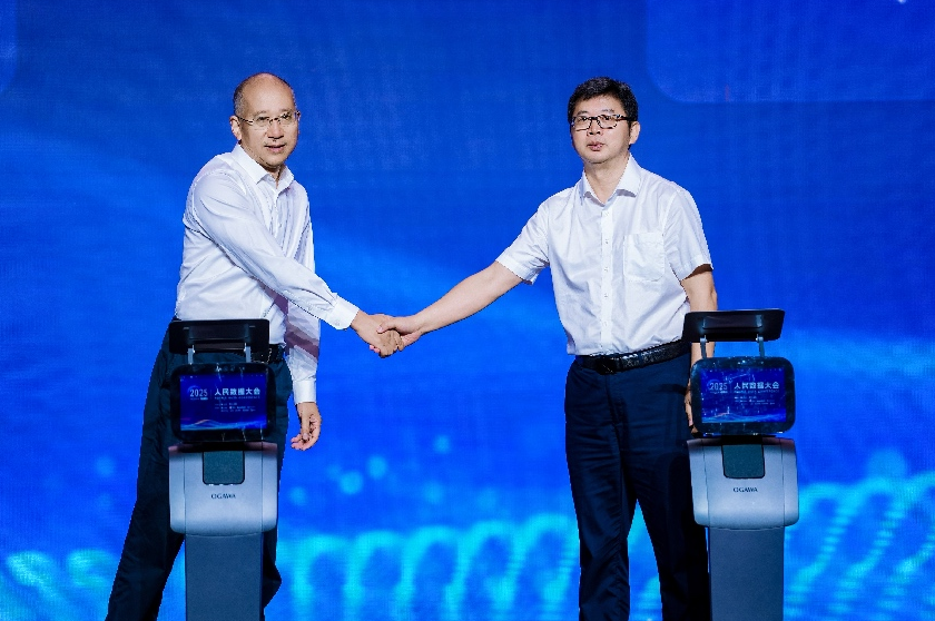 8月26日，在2025人民數(shù)據(jù)大會(huì)現(xiàn)場(chǎng)，四川省巴中市人民政府與人民網(wǎng)股份有限公司簽署戰(zhàn)略合作協(xié)議。主辦方供圖