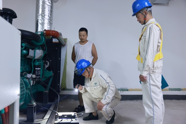 電力工人在檢查學(xué)校發(fā)電機(jī)。國(guó)網(wǎng)重慶大足供電公司供圖