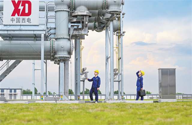 八月二十五日，特高壓巴岳站，運(yùn)維人員在進(jìn)行巡視檢查。記者 張錦輝 攝\視覺重慶