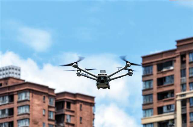 7月23日，北碚區(qū)城區(qū)，一架智能無人機(jī)在空中巡邏助力智慧城市管理。特約攝影 秦廷富/視覺重慶
