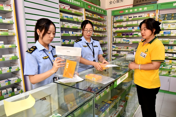 執(zhí)法人員現(xiàn)場(chǎng)抽取藥品監(jiān)督抽檢樣品。冷林臨攝